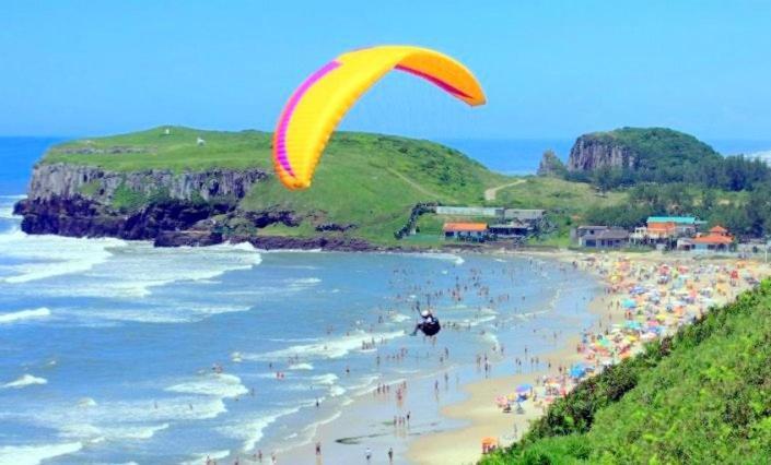 Kitnet S1 Em Torres-Rs - Na Mais Bela Praia Gaucha - Cozinha - Banheiro - Ar Condicionado - Tv E Wi-Fi - Estacionamento - Anfitria Superhost No Bnb Dış mekan fotoğraf